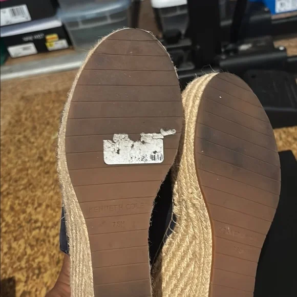 Kenneth Cole Navy Wedge Sandals. Size 7.5 preloved - Picture 10 of 16